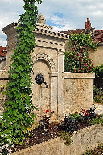 Fontaine rue neuve à Rivière-les-Fosses