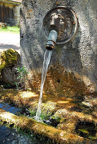 Fontaine pisse-doux à Vieux-Moulins