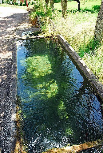 Fontaine pisse-doux à Vieux-Moulins