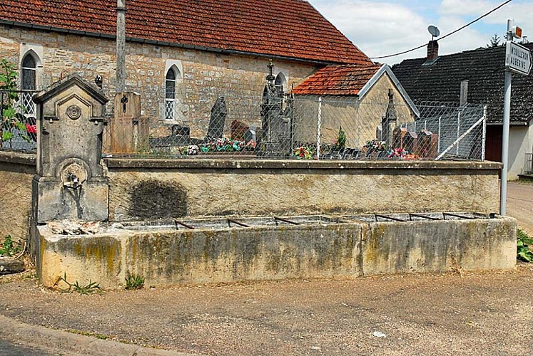 Fontaine-abreuvoir de Villemoron