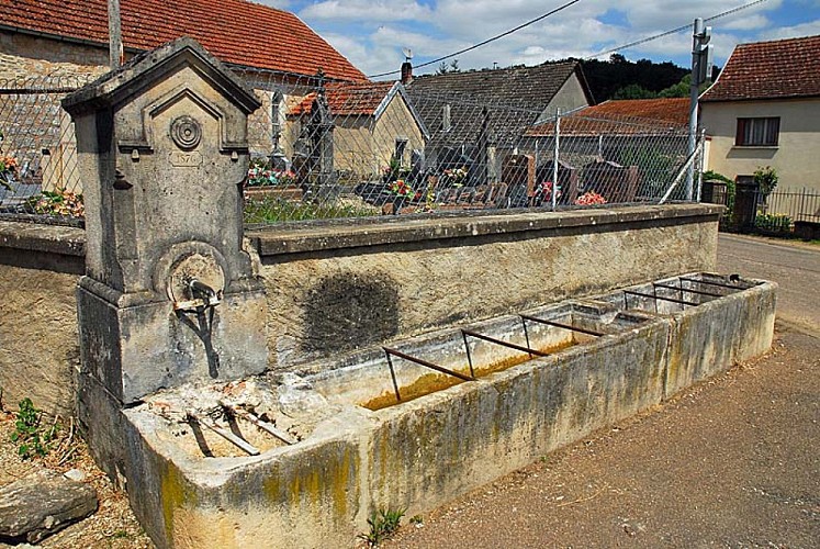 Fontaine-abreuvoir de Villemoron