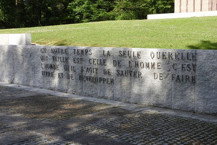 La Croix de Lorraine à Colombey-les-Deux-Eglises