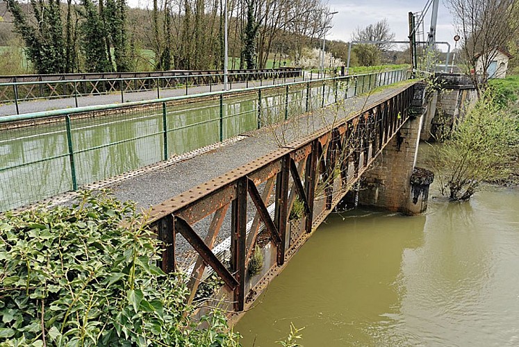 Pont-canal à Condes