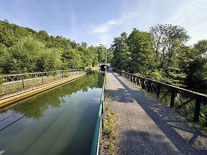 Pont-canal à Condes