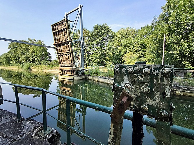 Ancien pont-levant à Condes