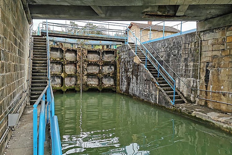 Ecluse du canal à Condes