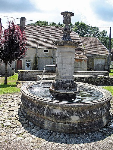 Fontaine ronde au centre du village de La Rochelle
