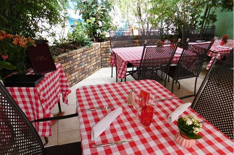 arc en barrois restaurant coq argent patio table._1