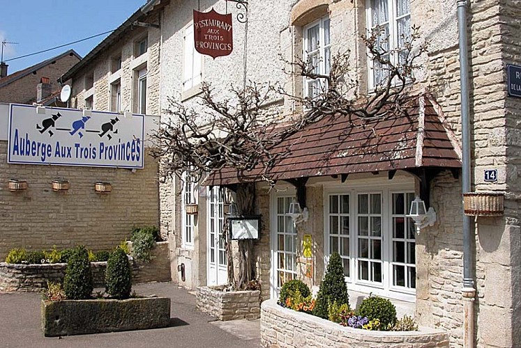 Restaurant - Auberge des 3 Provinces à Vaux-sous-Aubigny