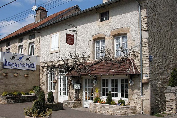 Restaurant - Auberge des 3 Provinces à Vaux-sous-Aubigny