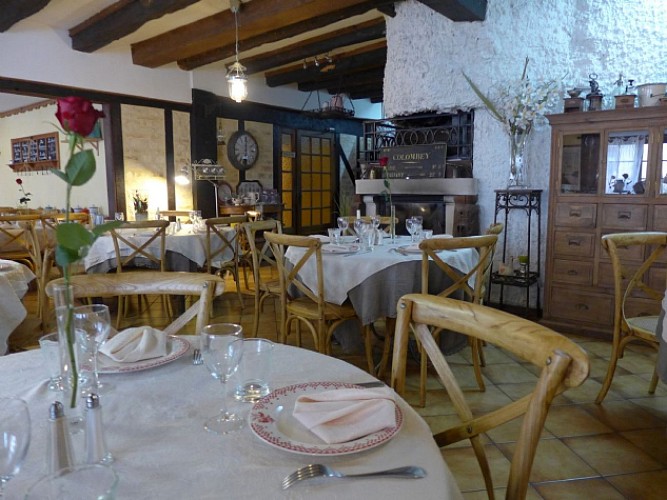 CHAMPAGNE-52-Colombey-Les-Deux-Eglises-La-Grange-du-Relais-restaurant-0x475
