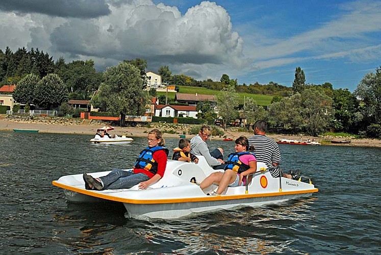 Bateau à pédales sur le lac de Charmes