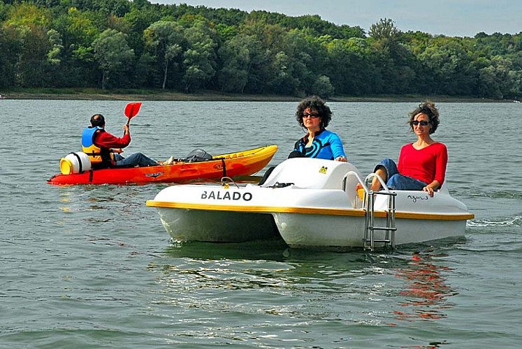 Bateau à pédales sur le lac de Charmes