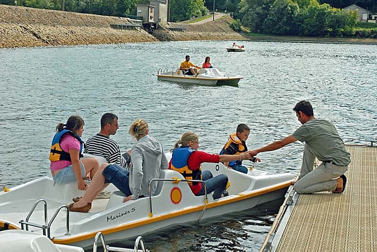 Bateau à pédales sur le lac de Charmes