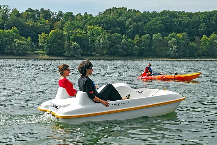 Bateau à pédales sur le lac de Charmes