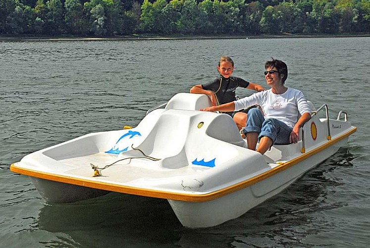 Bateau à pédales sur le lac de Charmes