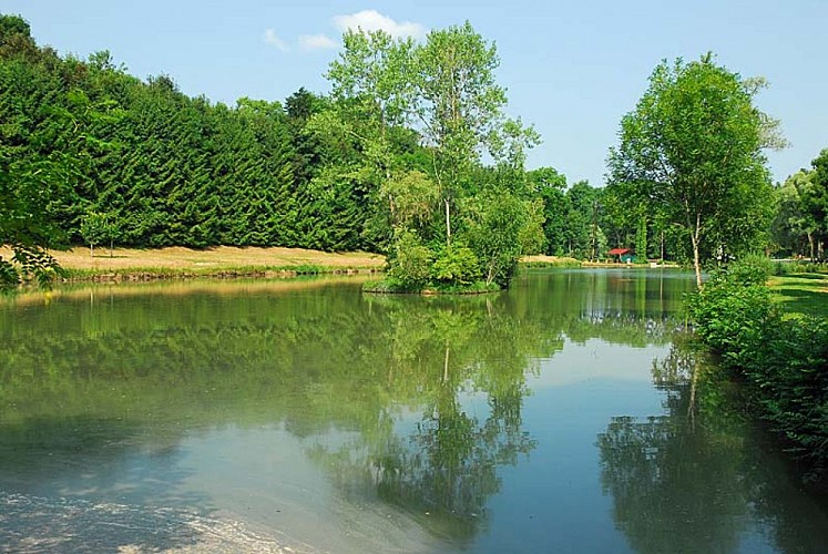 Etang de pêche de la Juchère à Villars-Santenoge