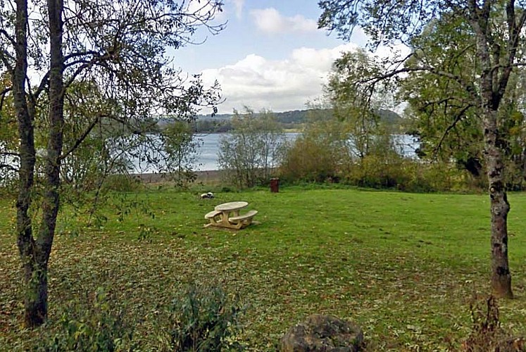 Aire de pique-nique du parking du lac de la Vingeanne