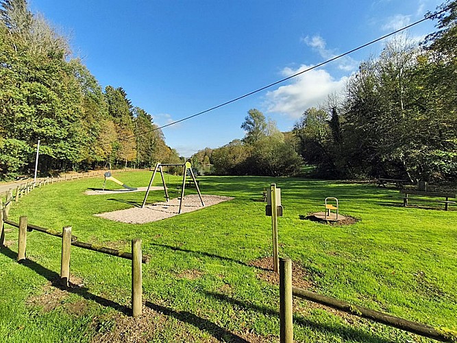 Aire de pique-nique et de jeux à Illoud