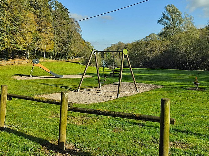 Aire de pique-nique et de jeux à Illoud