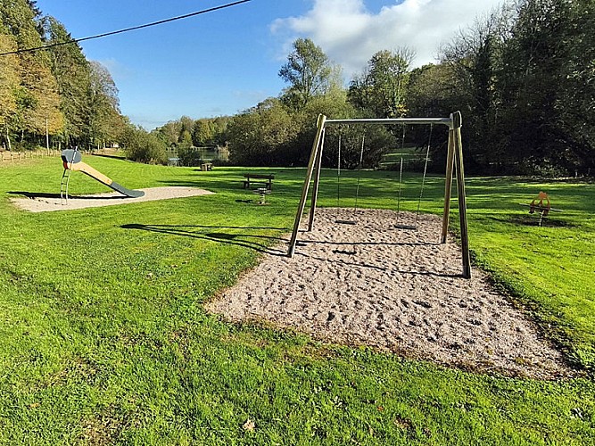 Aire de pique-nique et de jeux à Illoud