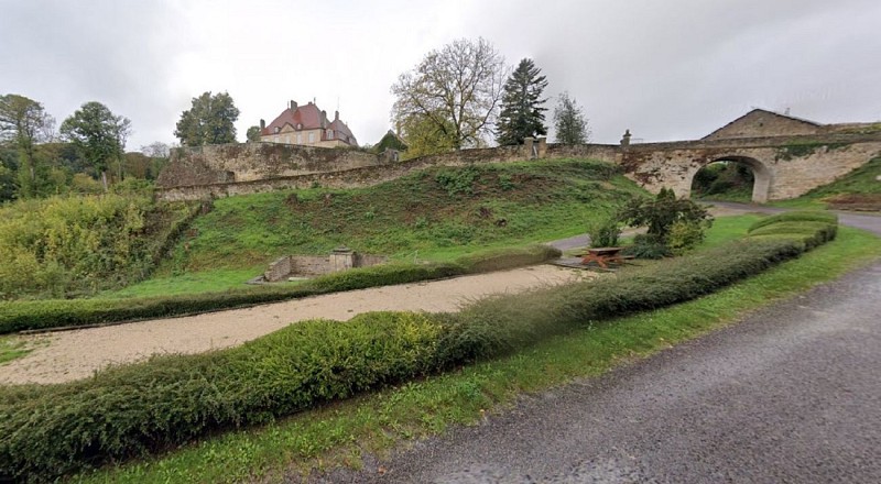 LA ROCHELLE terrain petanque et table de pique-nique près de la fontaine