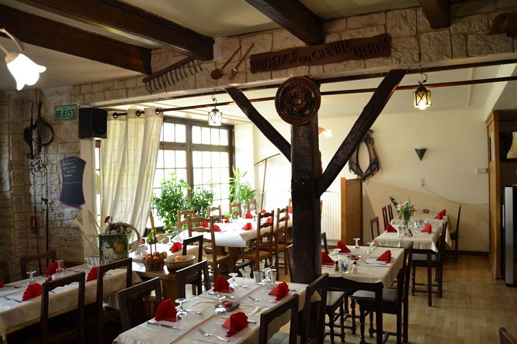 champagne 52 saint thiebault auberge du cheval blanc restaurant._1