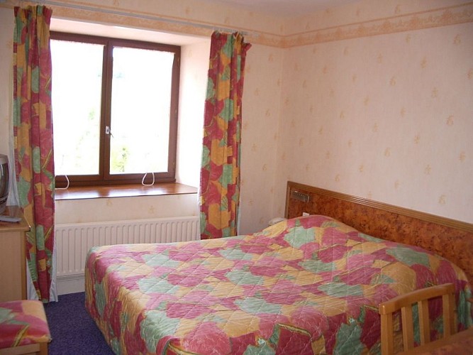 champagne 52 bourg sainte marie hotel le saint martin chambre._2