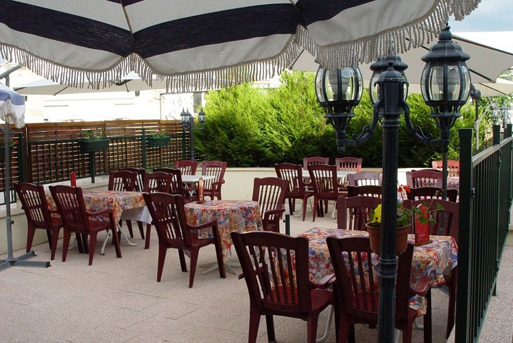 champagne 52 bourg sainte marie hotel le saint martin terrasse._4