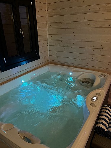 LA QUARTE AU BOIS QUARTOIS chalet insolite - jaccuzzi