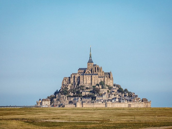 Abbaye_et_baie_du_Mont-Saint-Michel_-_The_Explorers_-_Valentin_Pacaut-The_Explorers_-_Valentin_Pacaut-1200px