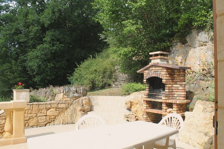 LA MAISON D'ELINA-BARBECUE EXTERIEUR