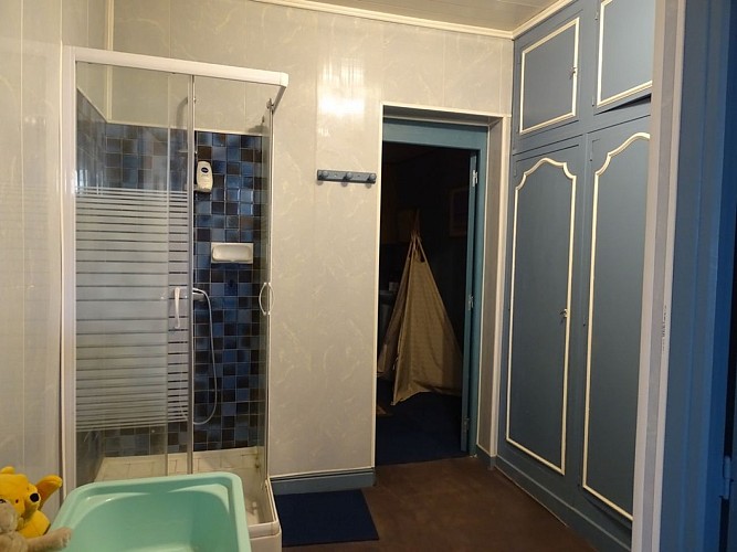 salle d'eau commune aux chambres (1)