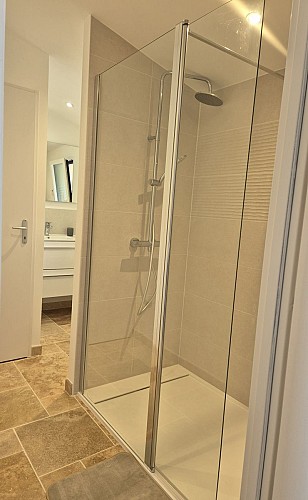 La salle d'eau du gîte des Oliviers à Arçais