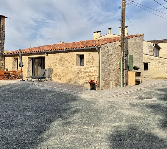 La terrasse du gîte des Oliviers à Arçais