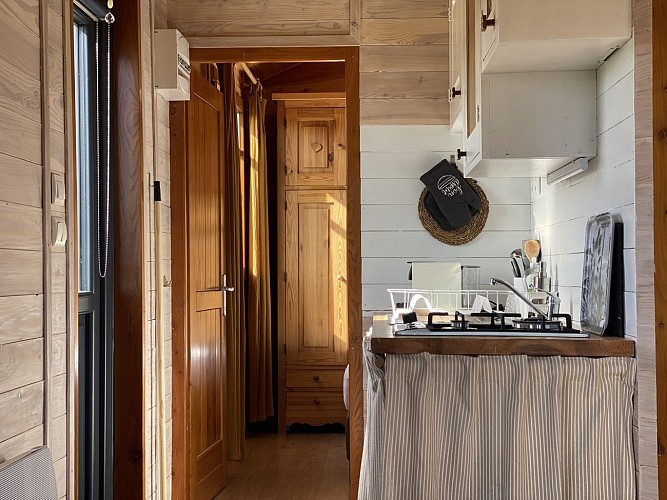 Roulotte du Verger et sa kitchenette.