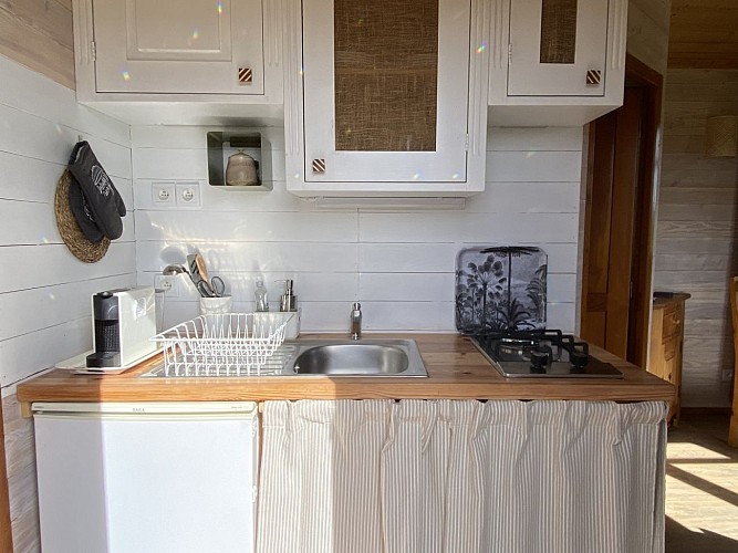 Roulotte du Verger, kitchenette.