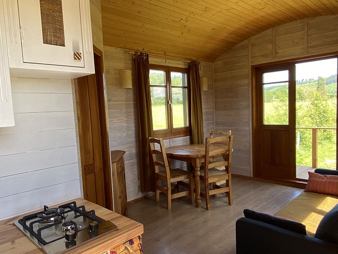 Roulotte du Verger, séjour depuis la kitchenette