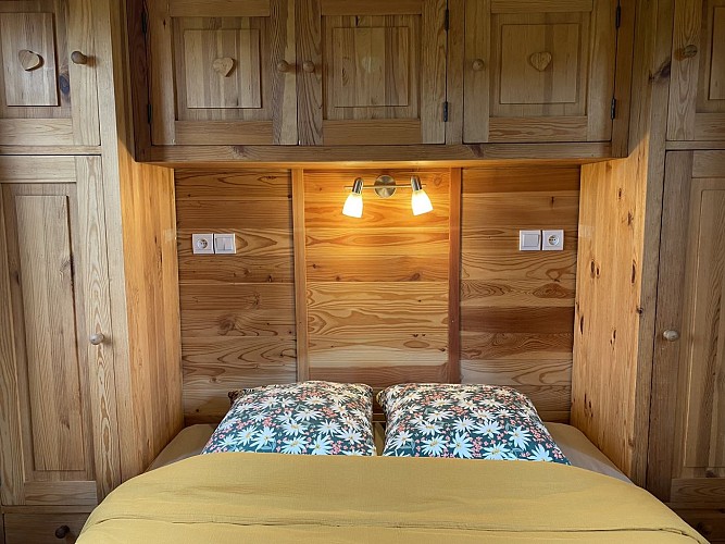 Roulotte du Verger et sa chambre confortable