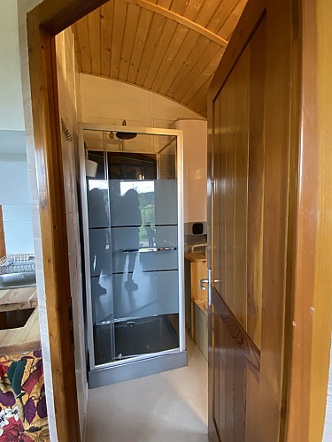 Roulotte du Verger, douche et toilette sèche