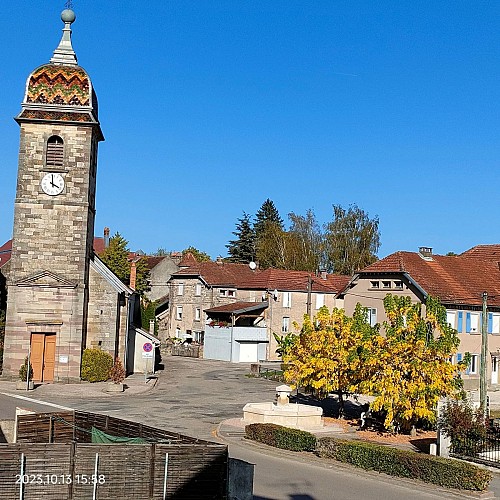 Vue sur église et fontaine