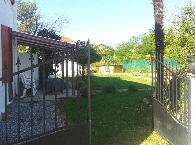 HLOAQU040FS006HL - Coudures_Gite de France_M. Dauga_entrée jardin pour TiS