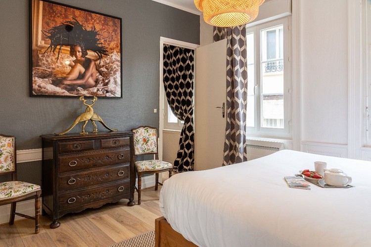 appart-hotel-townhouse-trouville-suite-5-chambre-beaux-arts-michel-comte-naomi-campbel-grand-lit-02-22_BAB8136