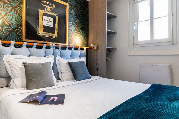 appart-hotel-townhouse-trouville-appartement-6-salle-chambre-grand-lit-beaux-arts-karre-chanel-no5-02-22_BAB7821
