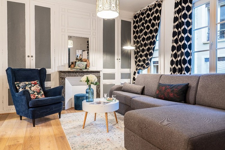 appart-hotel-townhouse-trouville-suite-5-salon-sejour-fauteuil-canape-convertible-armoirs-02-22_BAB8080