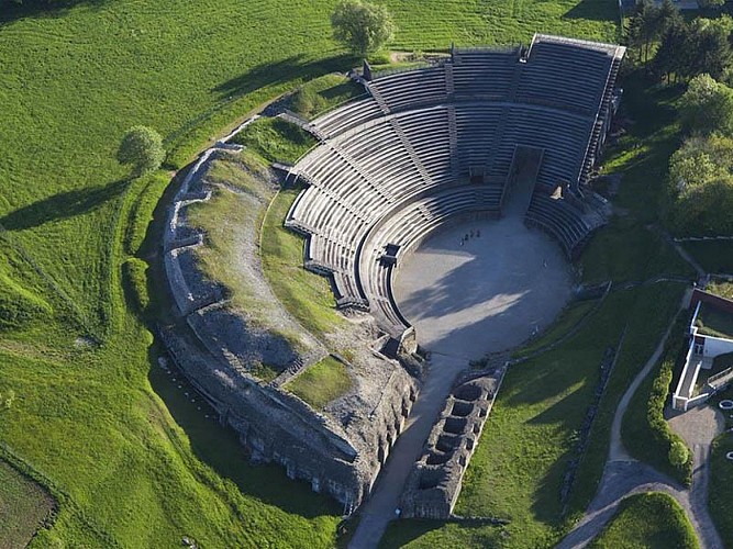 GALLORÖMISCHES AMPHITHEATER VON GRAND