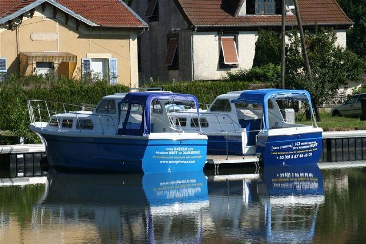 BATEAUX-GITES AU PORT