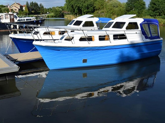 BATEAUX-GITES AU PORT