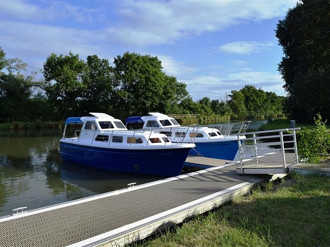 BATEAUX-GITES AU PORT