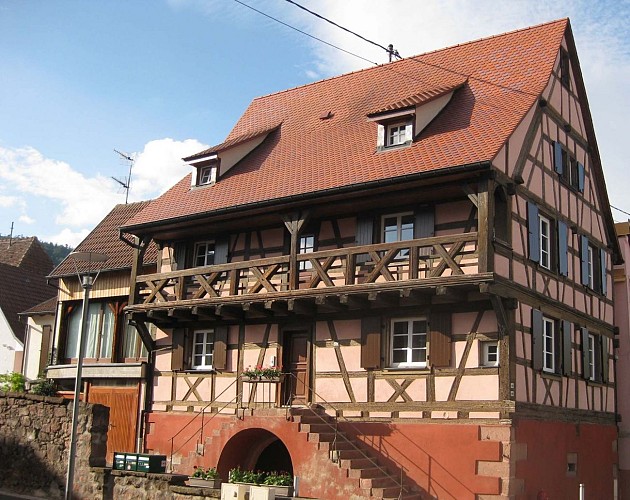 Le gîte se trouve au 1er étage, l'étage avec balcon.